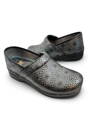 Dansko Professional XP Pro Nurse Clogs Womens 8.5 39 EU Black Pewter Medallion